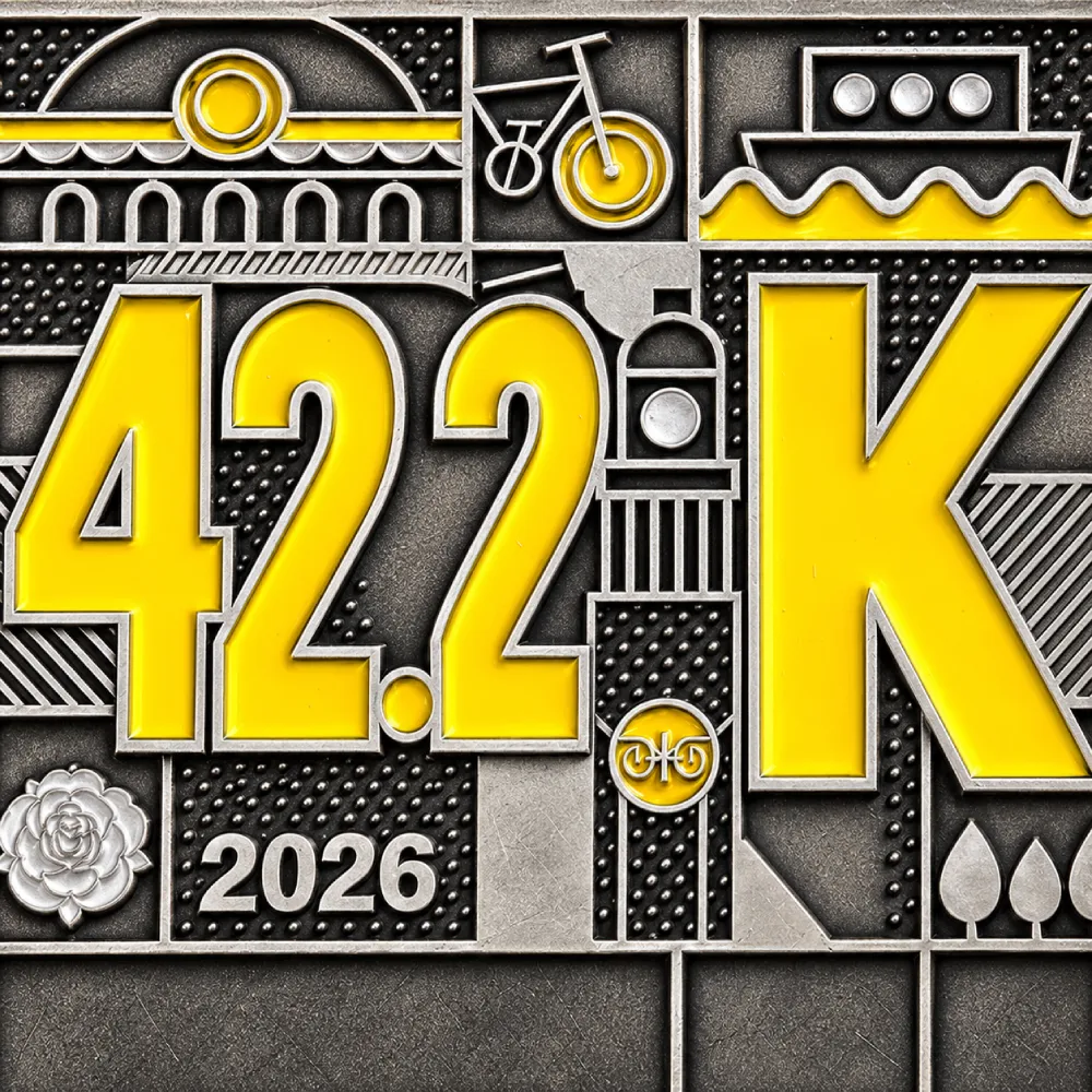 42.2K city run — square finisher medal — close-up of the centre design